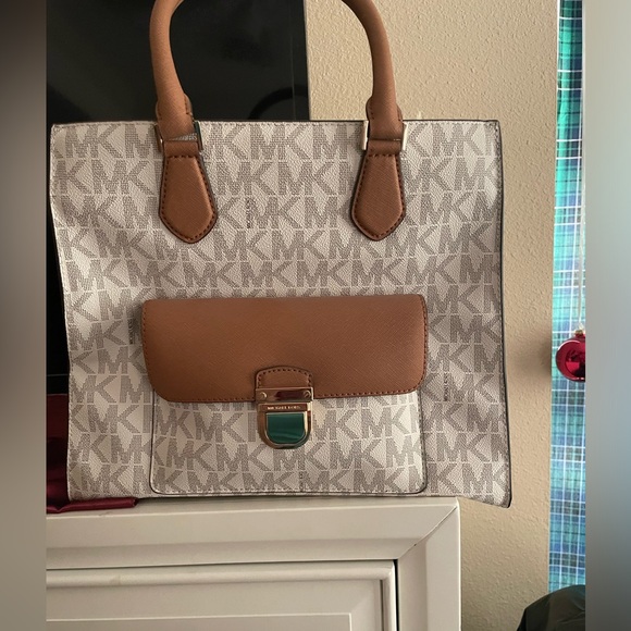 Michael Kors Handbag - Picture 1 of 6